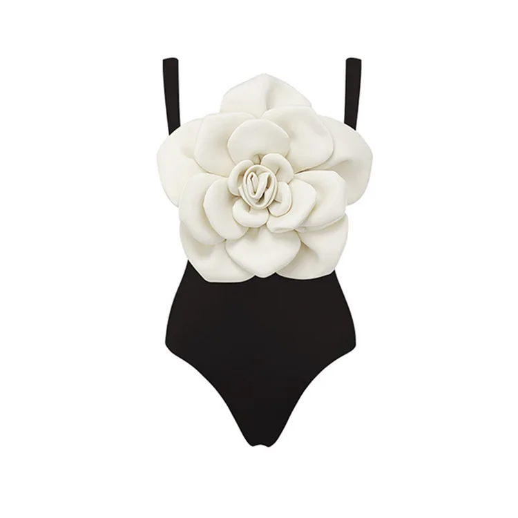 Женский купальник с большим цветочным украшением сплошной передней частью груди