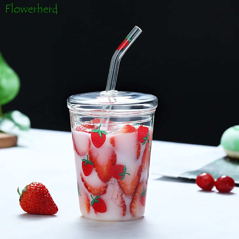 Большая бутылка для воды с соломинкой чашка сока молока на завтрак милая девушка