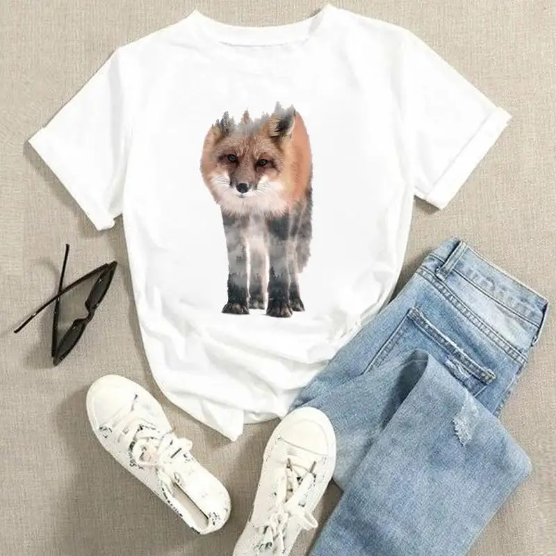 

Женская футболка с коротким рукавом и мультипликационным принтом