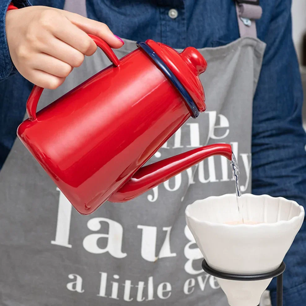 Медный чайник с подставкой. Банка чайник. Китайский кувшин для вина. Банка чайник. Красный эмалированный кофейник в интерьере.