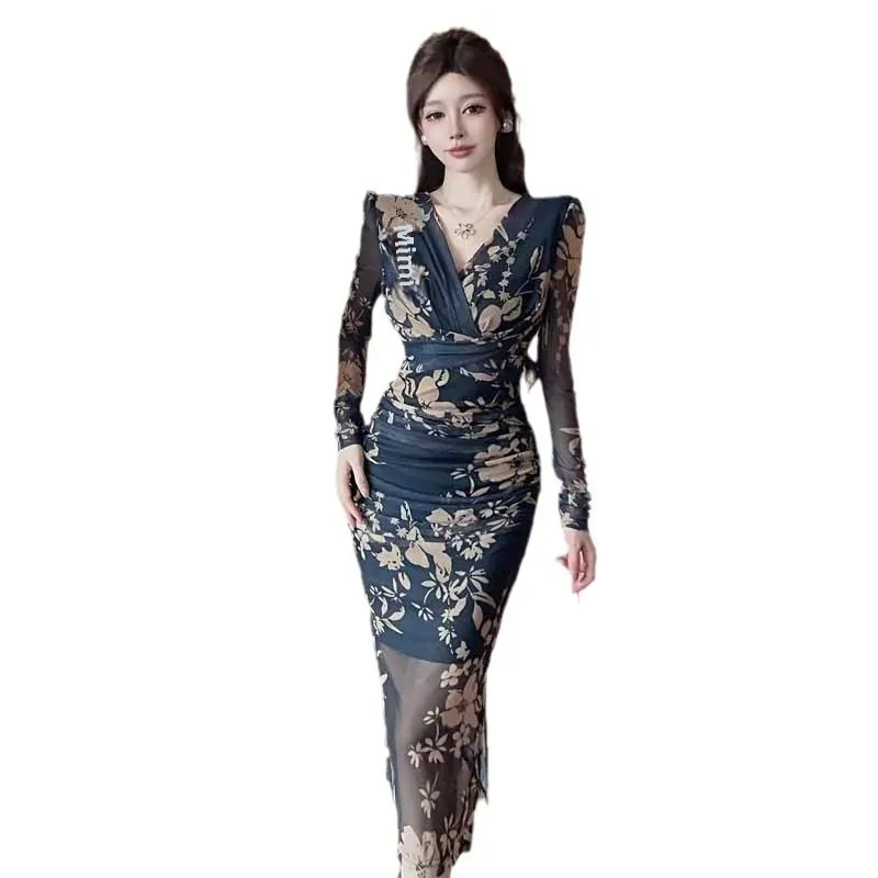 2024. Модная женская одежда. Нежное сетчатое платье с открытым верхом и закрученной