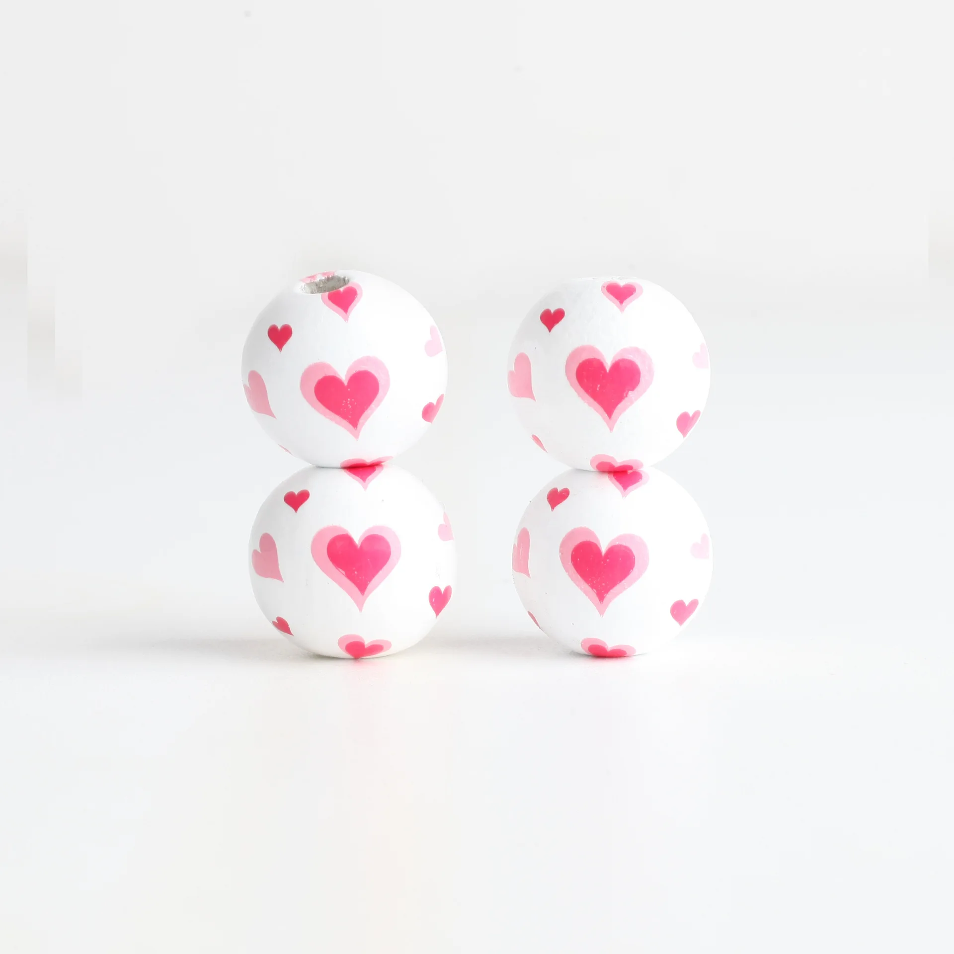 Розовая деревянная гирлянда из бусин в форме сердца на День святого Валентина