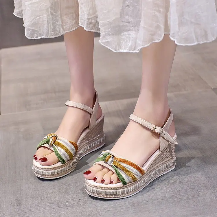 

Сандалии женские на низком каблуке, шлепанцы из искусственной кожи, лакированные, Нескользящие, резина, кожа, ремешок, низкий каблук, римски...