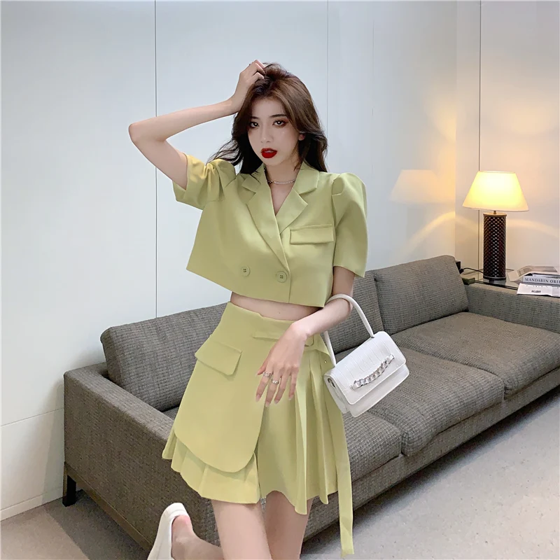 

Make firm предлагает свежий костюм с воротником и коротким рукавом