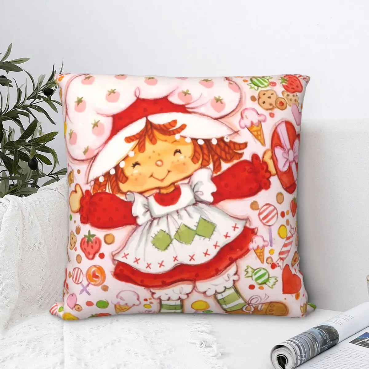 

Яркая декоративная подушка для дивана, с принтом клубники