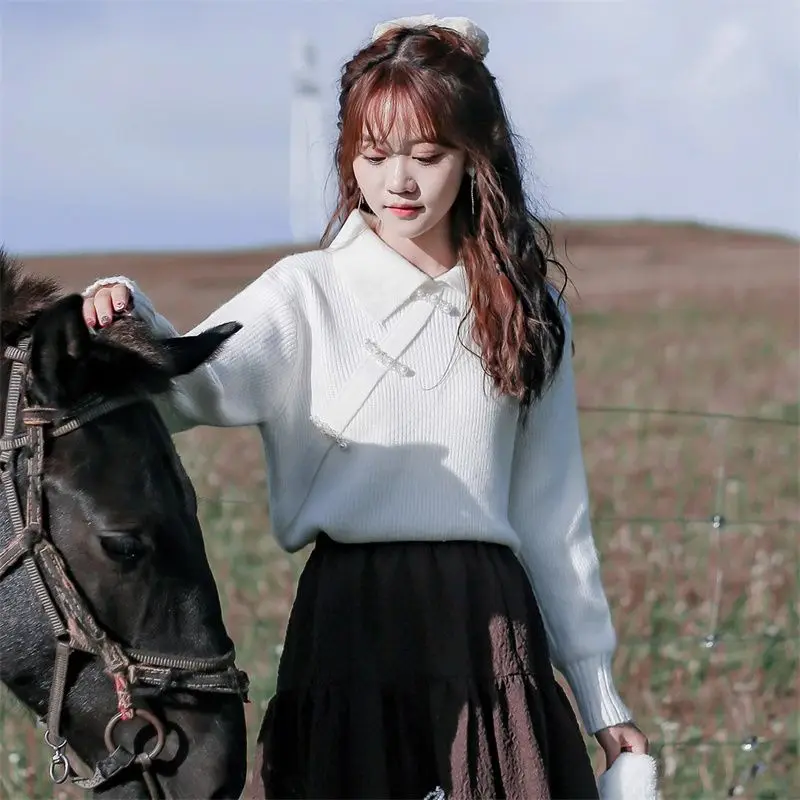 Женский трикотажный пуловер на пуговицах с отложным воротником