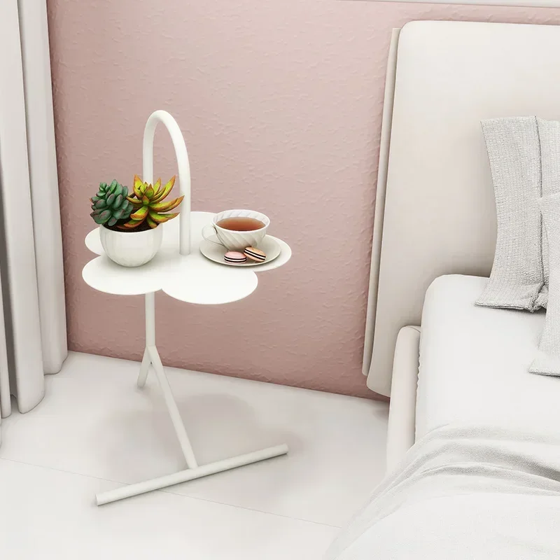 Фото Nordischer Couchtisch mit Blütenblättern aus Eisen, Sofatisch mit dickem Stahlrahmen, Valmlicher Eckschreibtisch №4