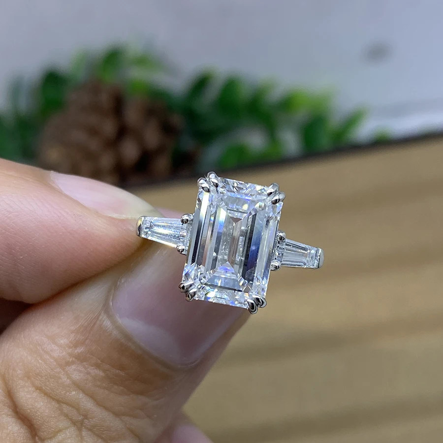 Обручальное кольцо из белого золота с изумрудом