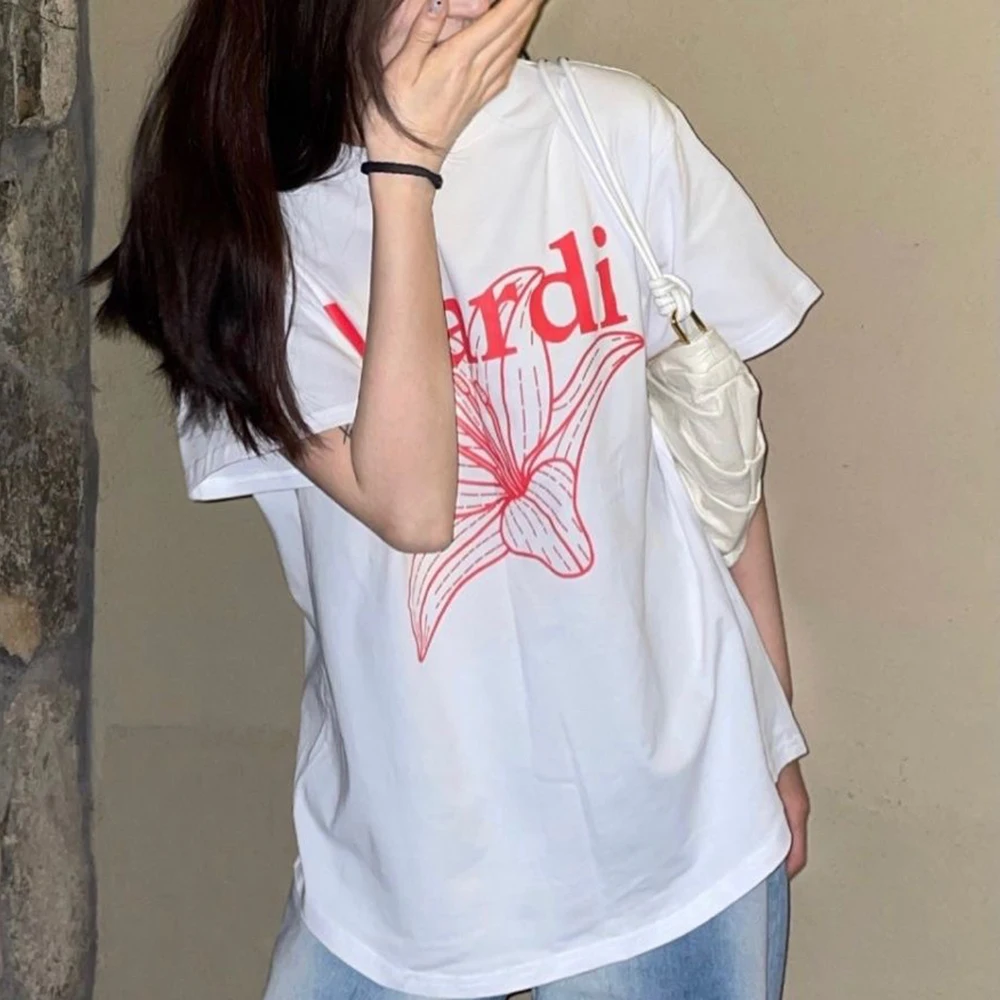 

Женская футболка с вырезом лодочкой и принтом «цветы лилии»