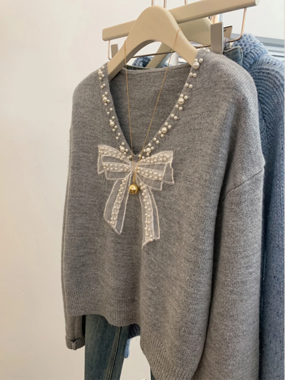 Короткий вязаный свитер с бантом и v-образным вырезом женский маленький можно