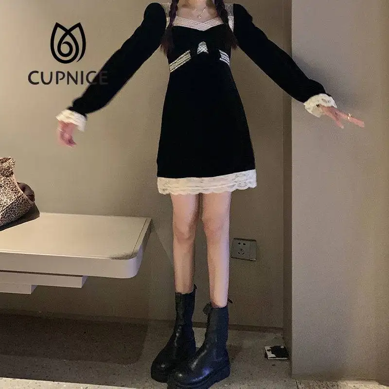 Женское винтажное бархатное платье с кружевом квадратным вырезом |