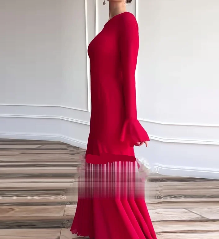 Женское однотонное платье с круглым вырезом и расклешенными рукавами элегантное