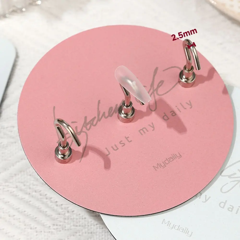 Демонстрация полок инструменты для маникюра в салоне базовая доска практики