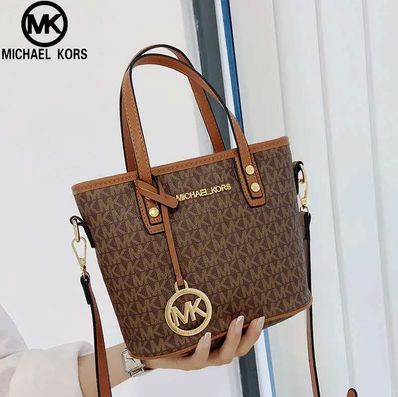 Фото Новая легкая роскошная дорожная сумка Michael Kors Ole Jet Set 2026 из ПВХ с принтом и кожаными элементами, очень маленькая, женская, ручная/через плечо №3