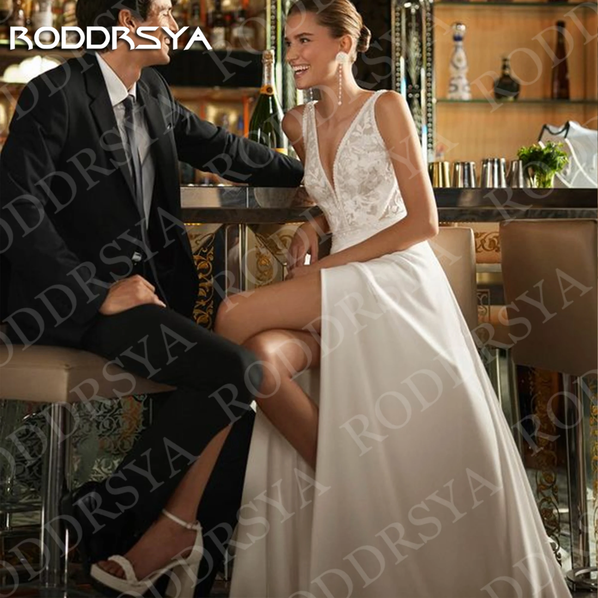 Фото RODDRSYA Элегантное свадебное платье с V-образным вырезом для женщин с кружевными аппликациями высоким разрезом А-силуэта без спинки на заказ Элегантное V-шея свадебное платье для женщин кружевные аппликации высокий ра №3