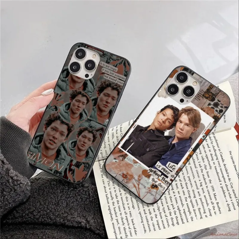 Чехол для телефона Show Young Royals Simon IPhone 14 13 12 11 XS X 8 7 6 Plus Mini Pro Max SE 2022 мягкий черный