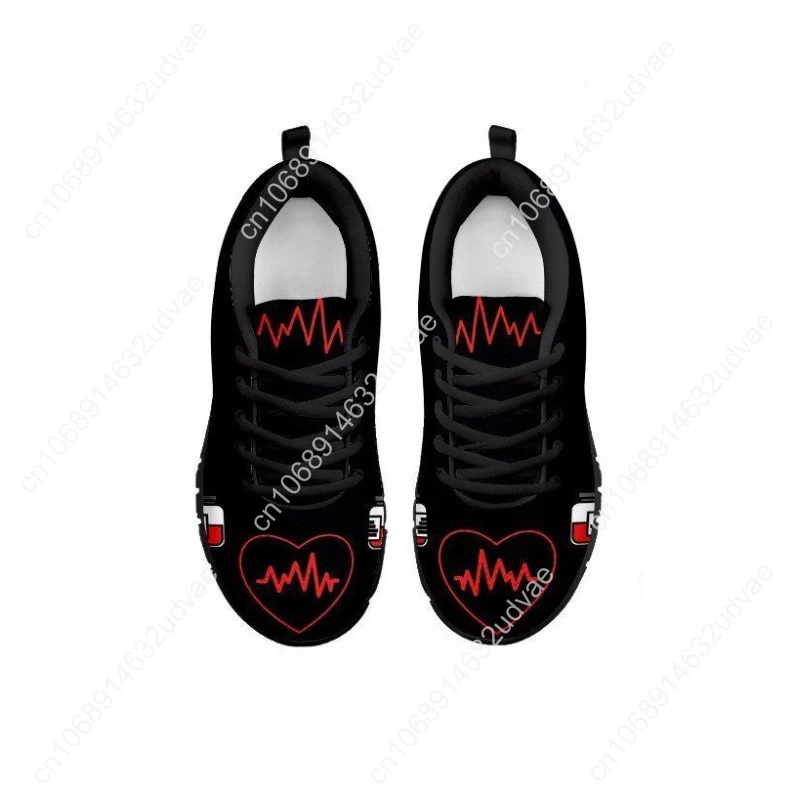Женские кроссовки дышащие сетчатые плоская подошва с принтом сердца для