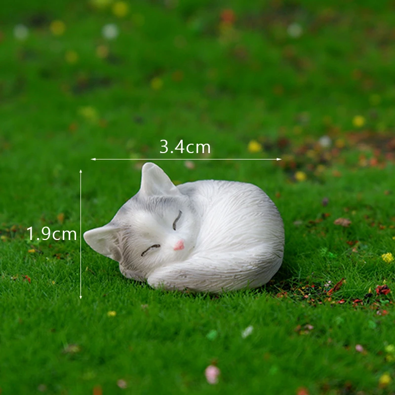 Миниатюрная статуэтка кошки из смолы