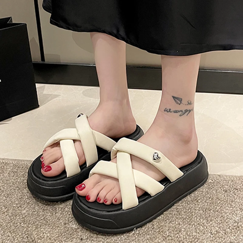 

Летние туфли на плоской платформе, женские повседневные шлепанцы, модная женская обувь, новинка 2023, трендовые женские сланцы с ремешком на пятке, женские шлепанцы