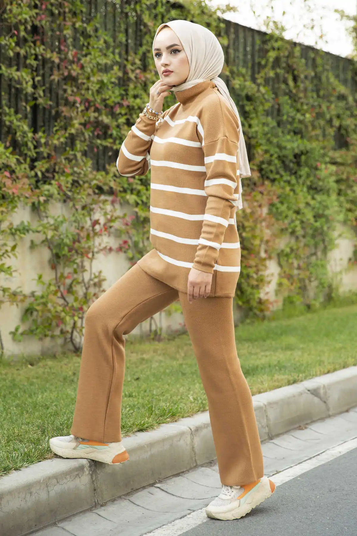 Трикотаж в полоску двойной костюм верблюжьей расцветки