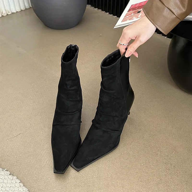 Женские ботинки на плоской подошве. Сапоги молнии. с круглым носком низком