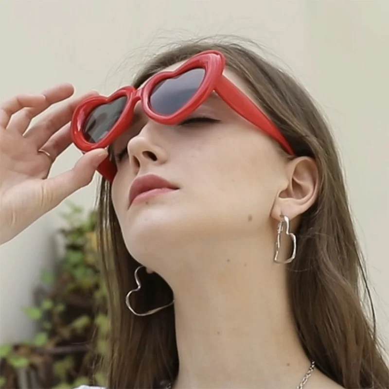 

Новинка 2023, модные милые цветные солнцезащитные очки в форме сердца для женщин и мужчин, брендовые забавные солнцезащитные очки в форме сердца, женские пляжные очки