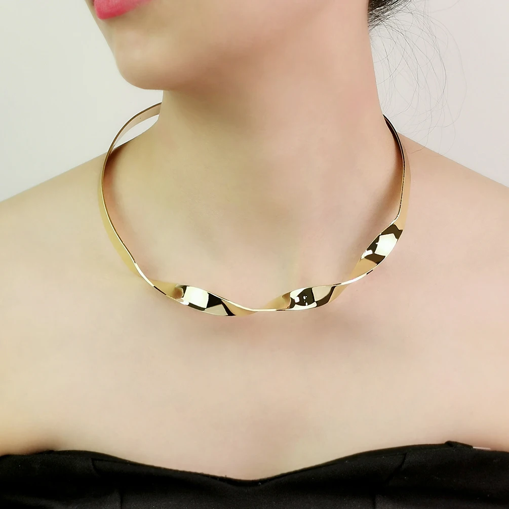 Женское колье-чокер из металлического сплава с геометрическим узором