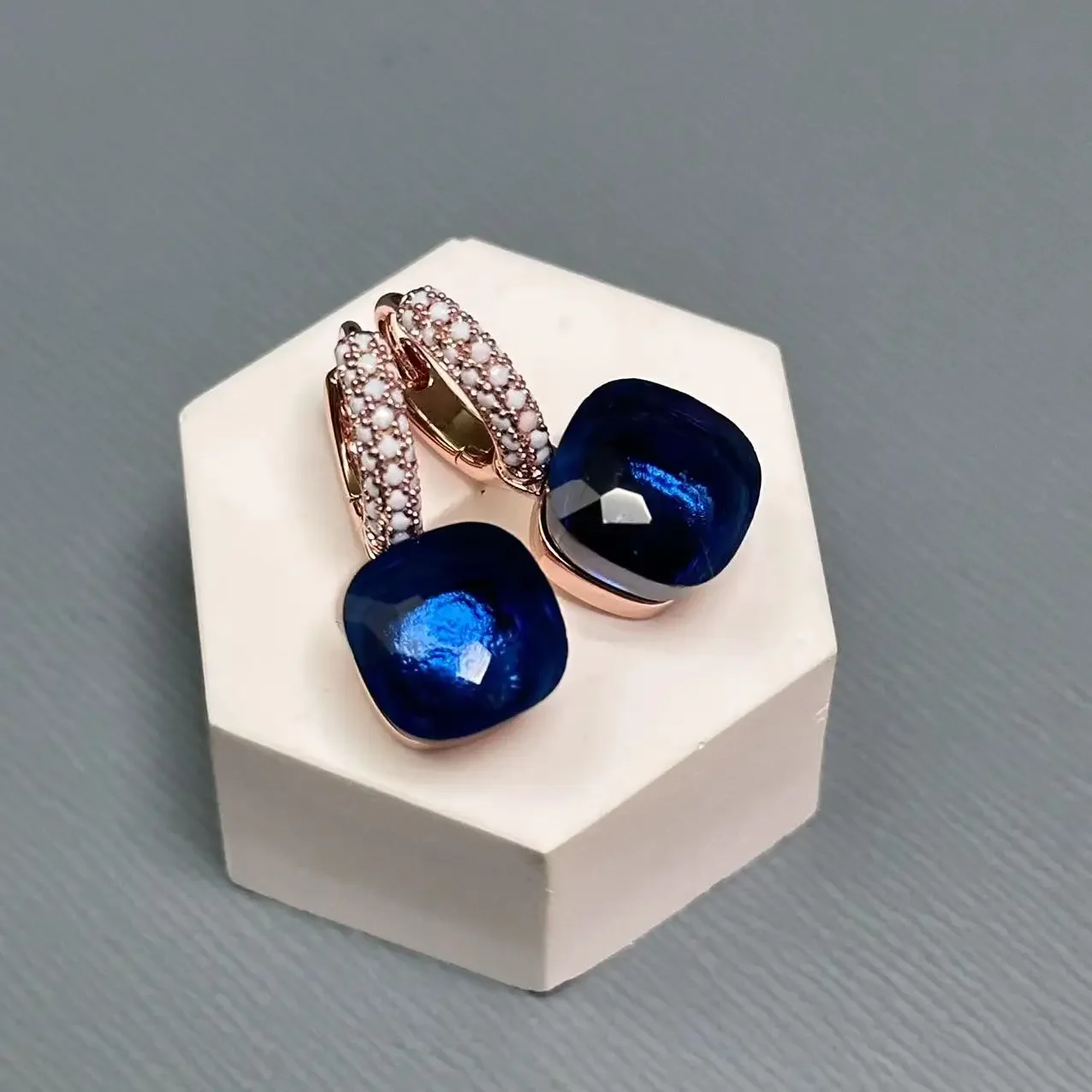 Серьги Nudo 10 6 мм инкрустированные молочно-белым Цирконом для женщин