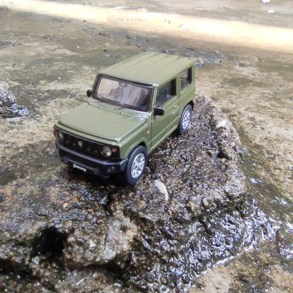 Коллекционная модель автомобиля Dorlop 1:64 Suzuki Jimny из литого металла с орнаментом