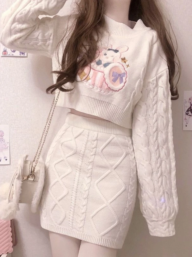 

Укороченный свитер и мини-юбка с вышивкой кролика