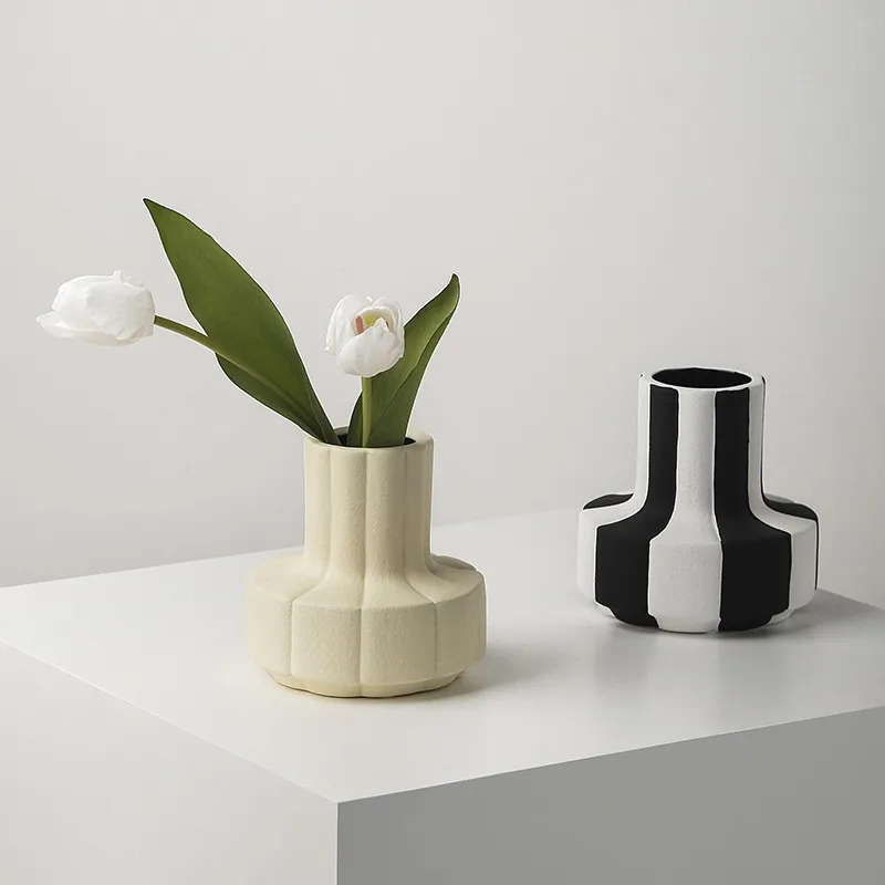 Aesthetic Vase Minimalist Office Nordic Novelty Ceramic Living Room Modern Artificial Flower Vase Luxury Jarron House Decoration