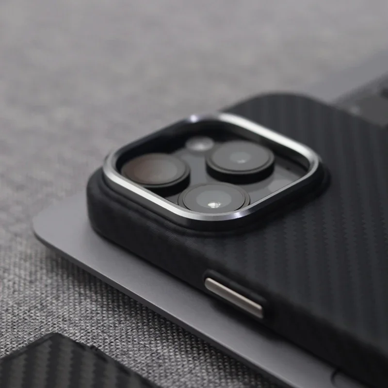 Фото Новый магнитный черный чехол для iPhone 17, 16, 15 Pro Max MagSafe, жесткая задняя крышка из углеродного волокна, защитный чехол для телефона №4