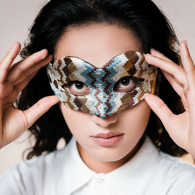 

Women's Half Face Mask Performance Modeling Stage Wansheng Christmas Annual Meeting