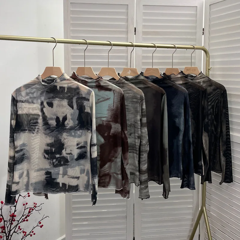 Женский топ с волнистыми краями и полувысоким воротником из смешанной сетки