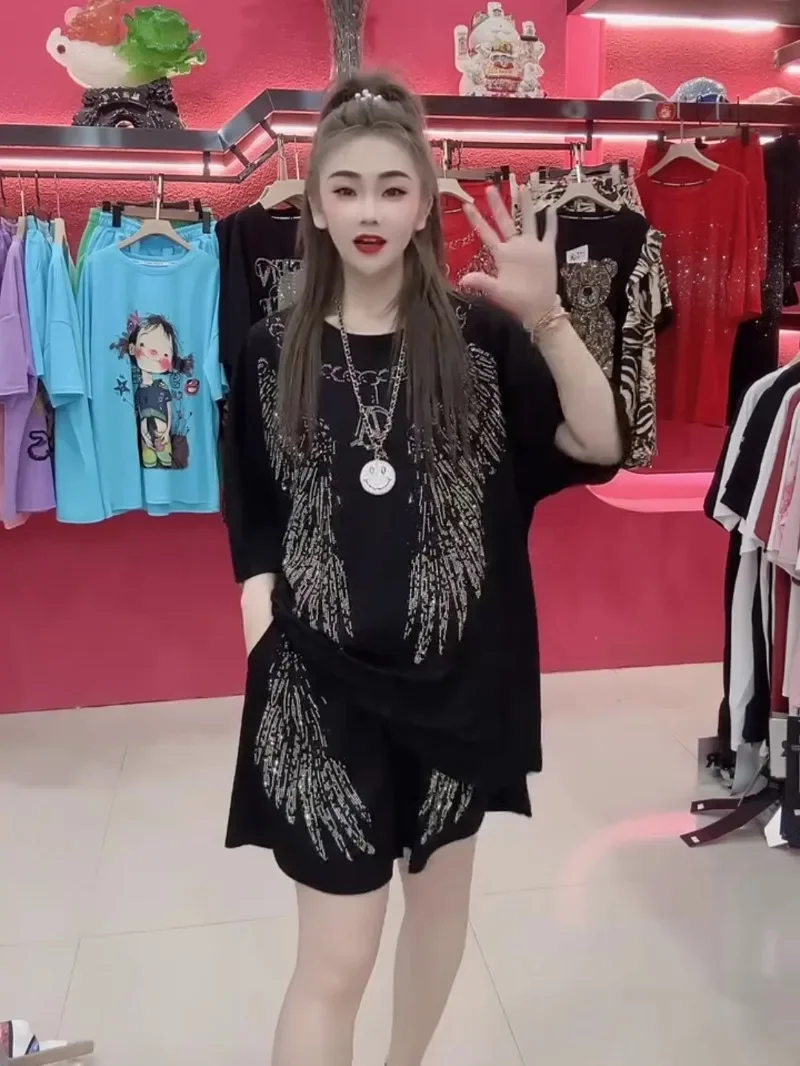 Женская одежда костюм из двух предметов с крупной вышивкой и бриллиантами летний