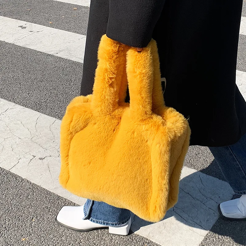 

Повседневная сумка из искусственного меха для женщин 2022 Мягкие плюшевые сумки на плечо Женская вместительная сумка для покупок зимняя теплая пушистая Сумка-тоут кошелек