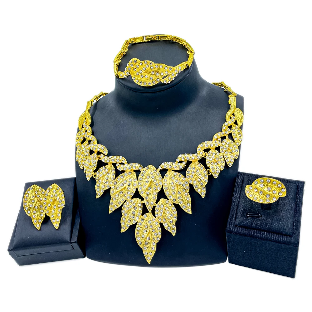 

Комплект ювелирных изделий из колье, серёг, кольца и браслета