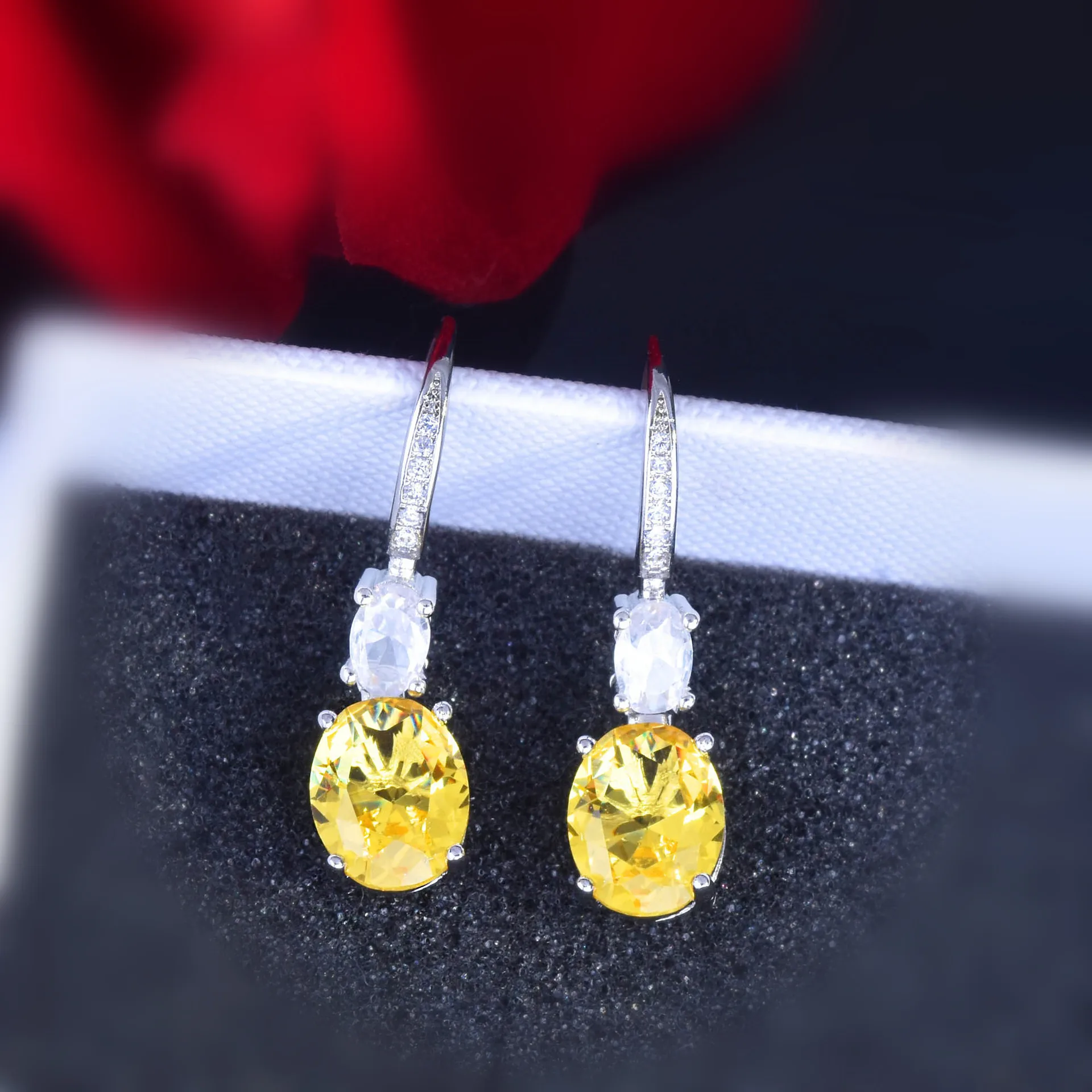 Овальная и желтая серьги в виде бриллиантов