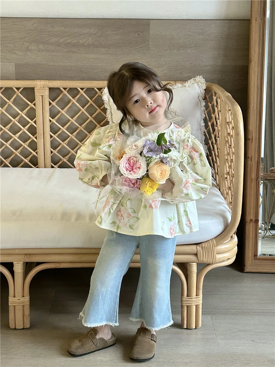 

Детский комплект из двух предметов, плиссированный топ с цветочным принтом и джинсы-колокол в Корейском стиле для маленьких девочек на осень