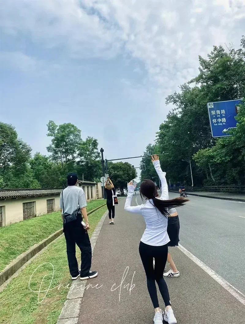 Женская спортивная куртка с длинными рукавами и карманами высокоэластичная для