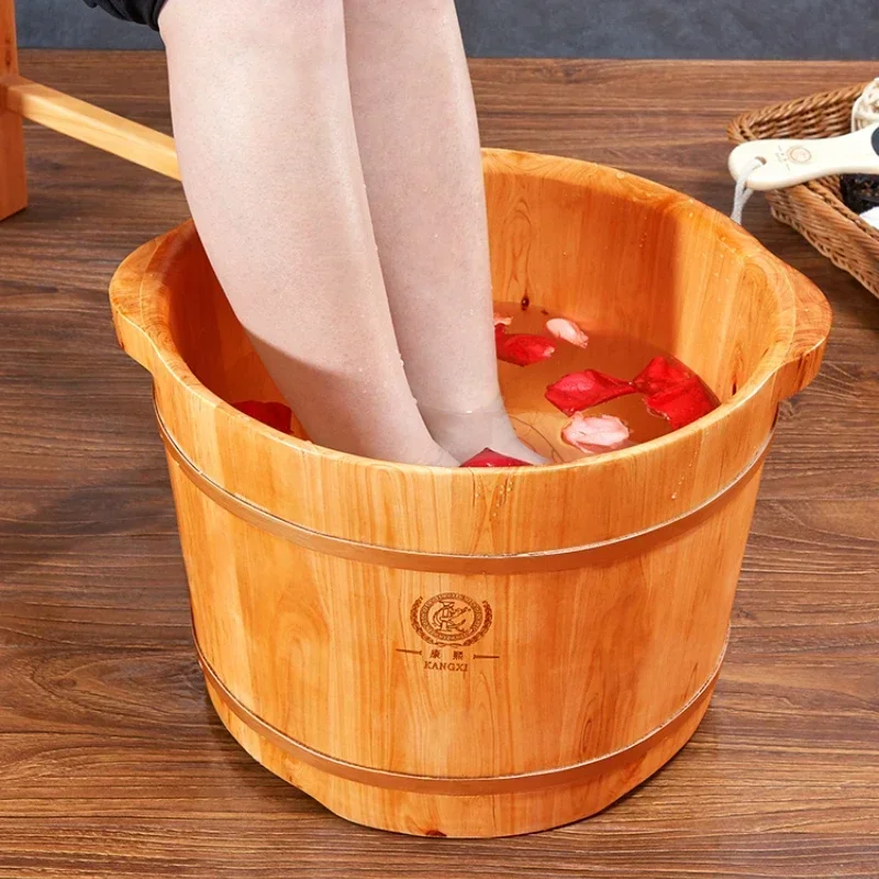 Ведерко для ванны ног из массива дерева дизайн амфоры изолированный массажный