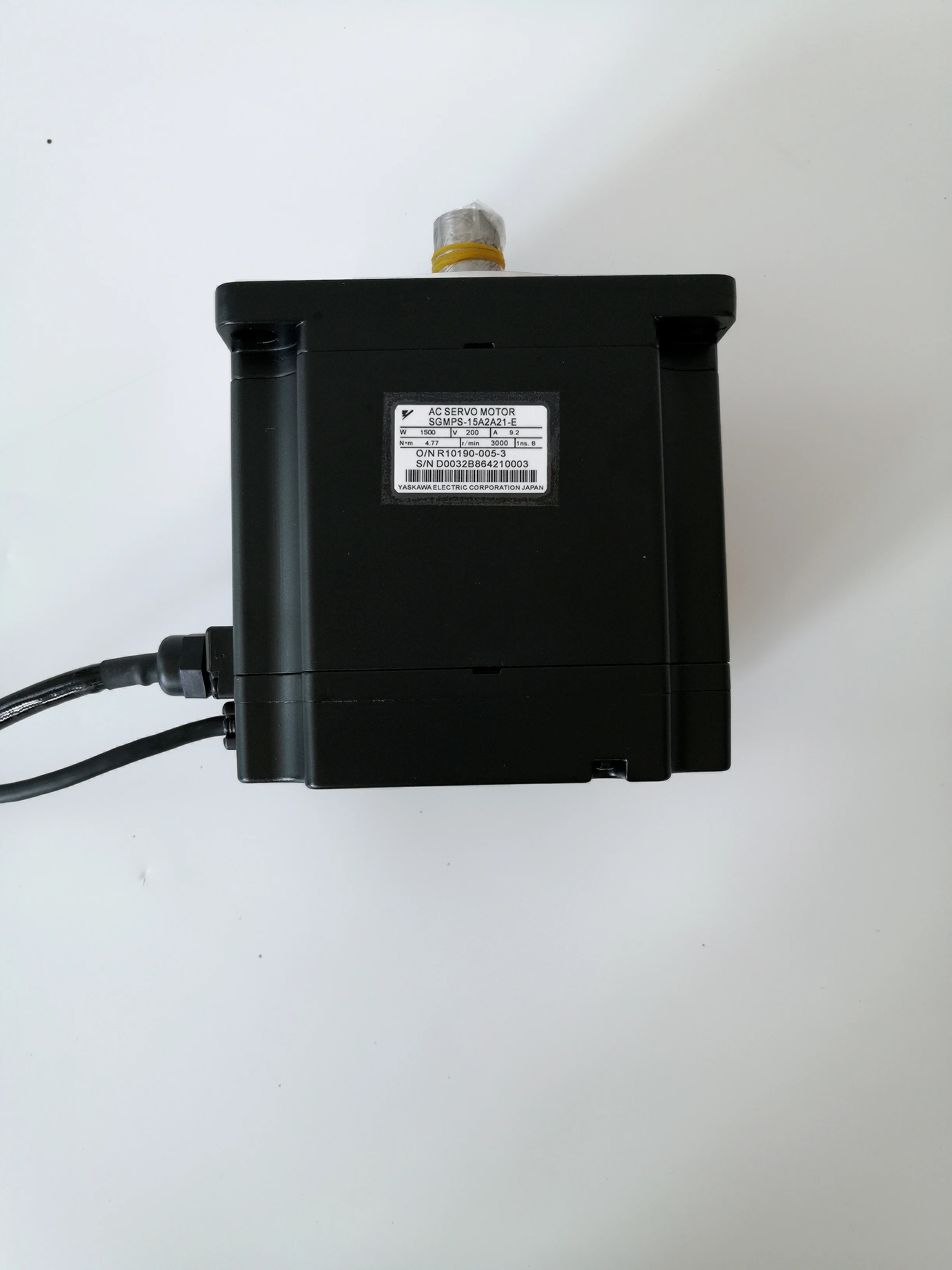 SGMPS-02A2A4C Серводвигатель Yaskawa 200 Вт Точечная поставка Гарантия качества 1 год