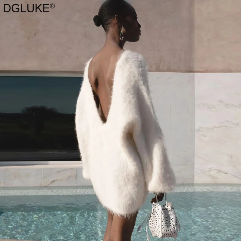 Женский мохеровый свитер с открытой спиной