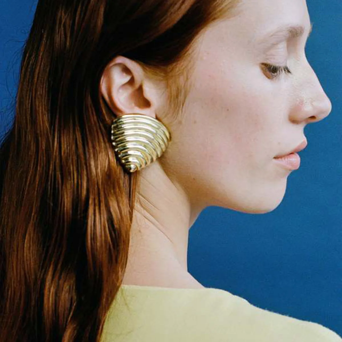 Позолоченные матовые водонепроницаемые треугольные серьги-гвоздики из