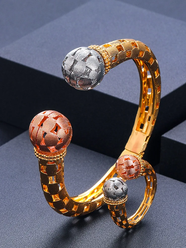 Комплект женских ювелирных изделий из кольца и браслета с фианитом |