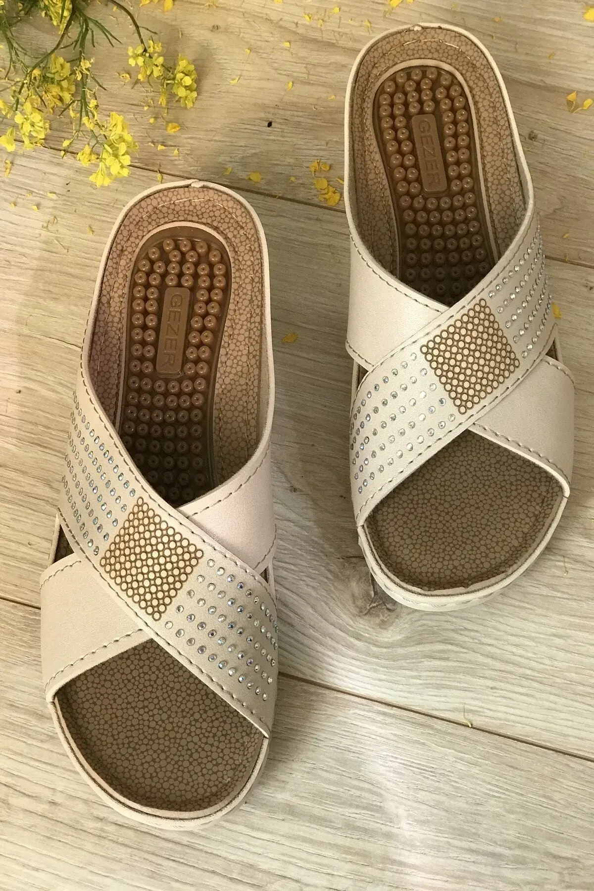 

Massage-based cross stone detailed mother slippers