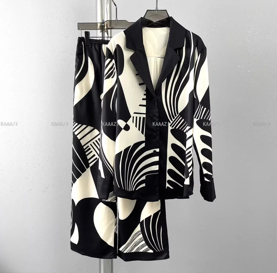 Костюм женский летний из блузки с длинным рукавом и брюк