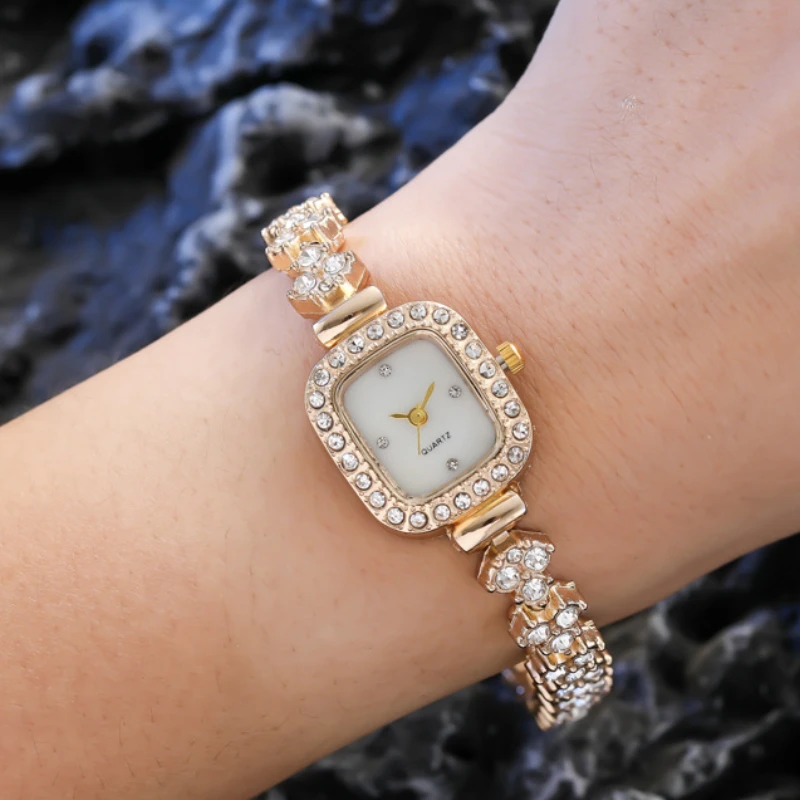 

Часы женские с квадратным циферблатом, стальным ремешком и бриллиантами