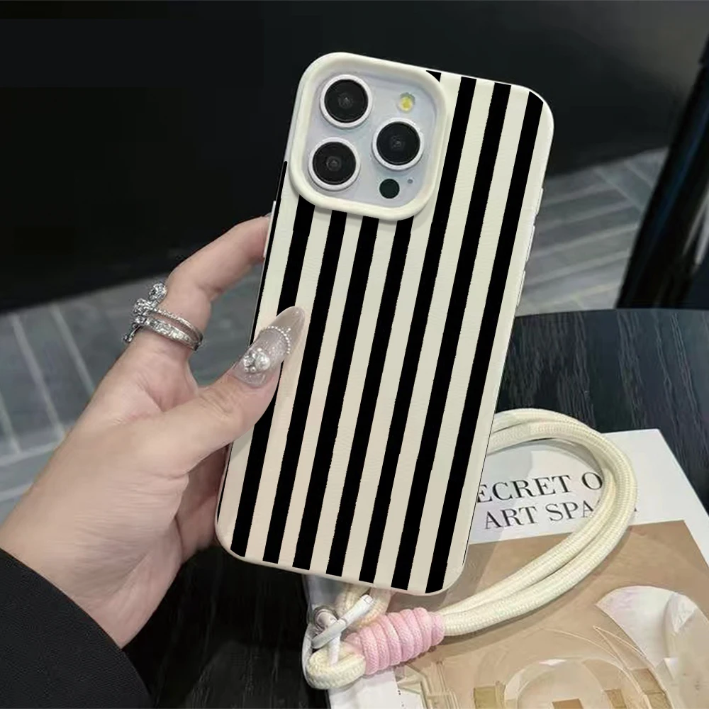 Фото Черный чехол для телефона с вертикальными полосками и ремешком для iPhone 17 Pro Max 16 15 14 13 12 Pro Plus XR Air, силиконовый, с текстурой под кожу №1