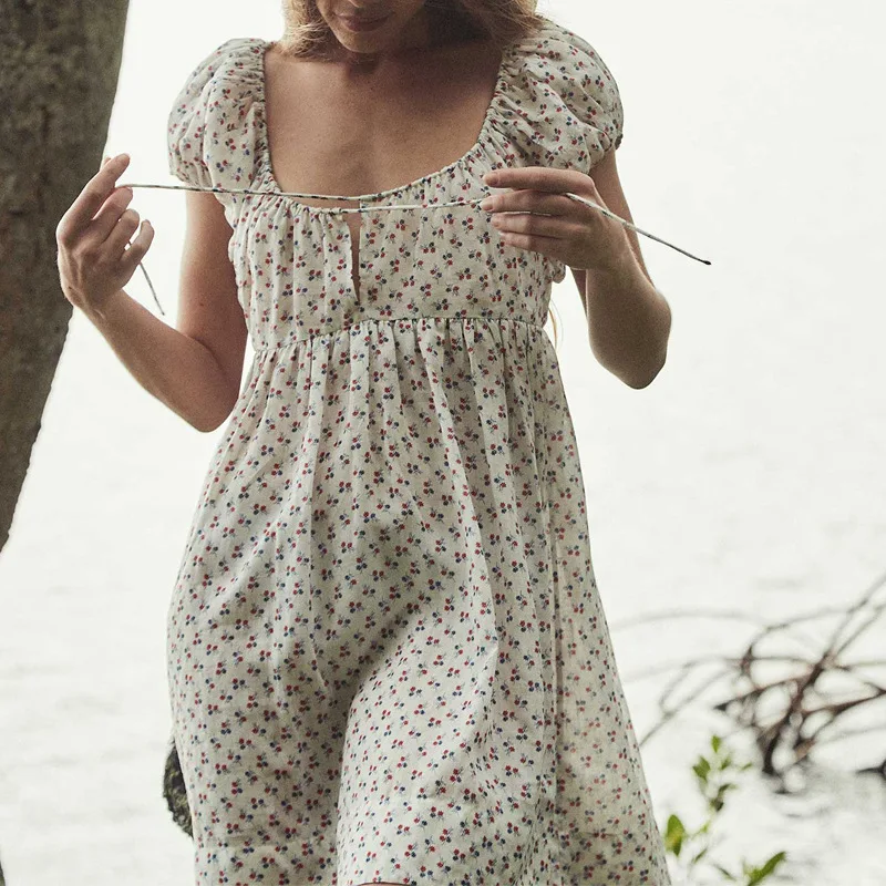 

Мини-платье с цветочным принтом, квадратным вырезом и завышенной талией